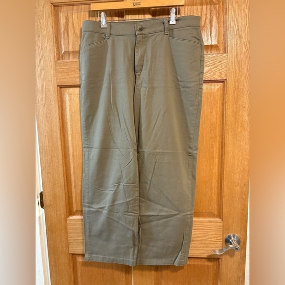 Lee Pants - Lee Relaxed Straight Leg Waist Mid-Rise Pants Olive Chino Women’s 14 M 14M